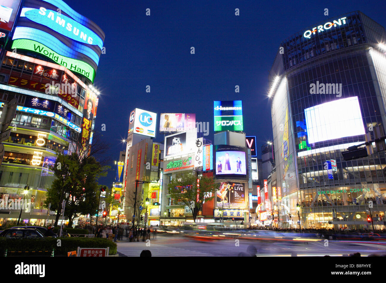 JAPAN TOKYO SHIBUYA HACHIKO SQUARE  TRAFFIC NIGHT Stock Photo