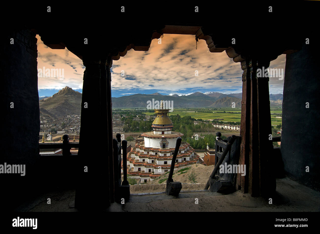 Framed perspective of Kumbum Pelkor Chöde monastery, Gyantse, Tibet Stock Photo