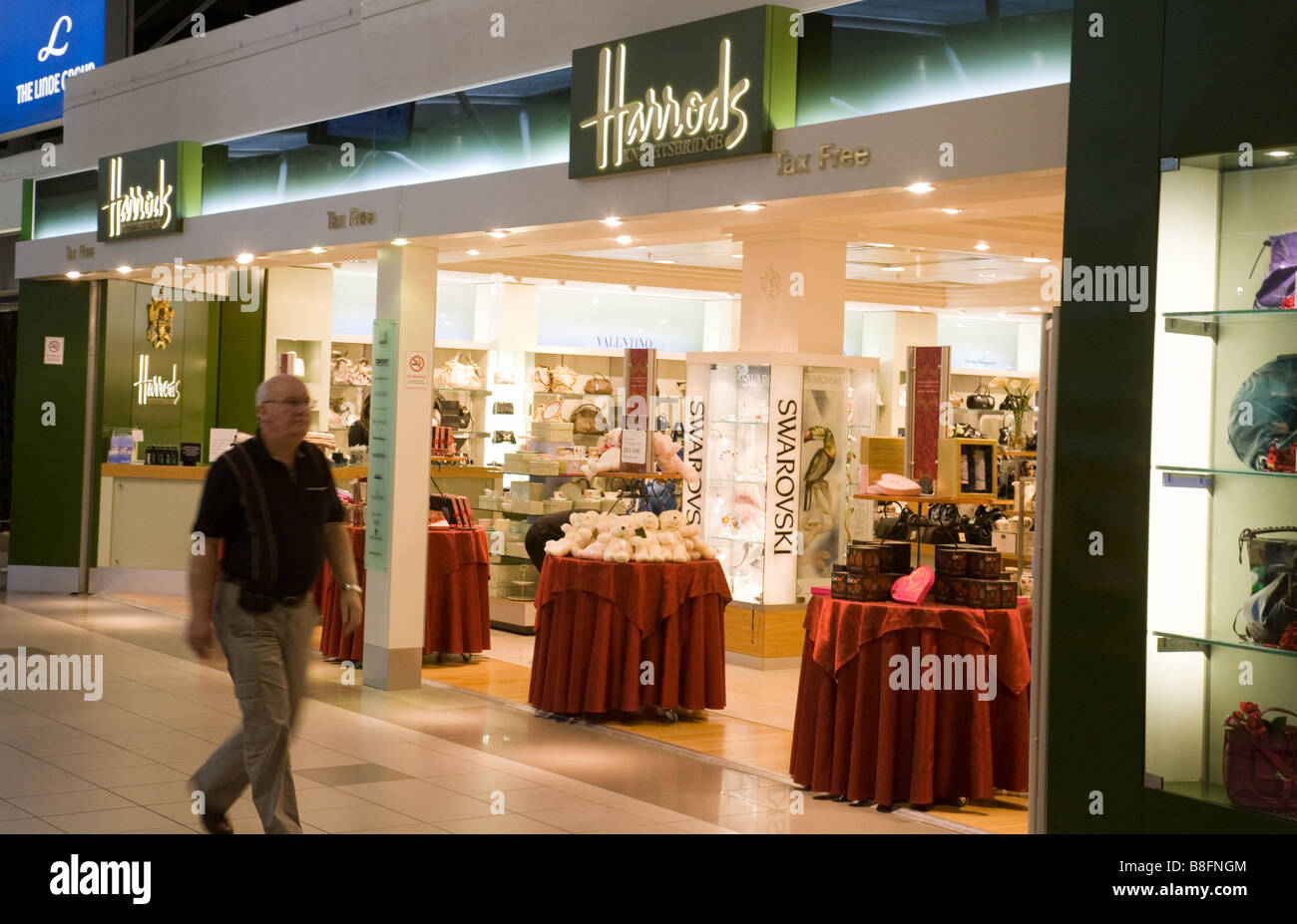 Harrods store heathrow hires stock photography and images Alamy