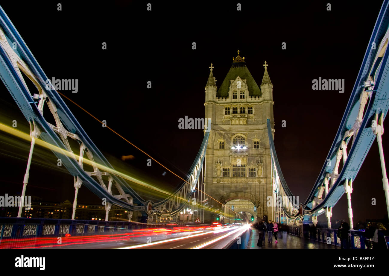 London traffic by night hi-res stock photography and images - Alamy