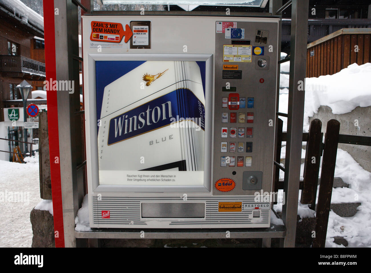 Cigarette vending machine Stock Photo Alamy