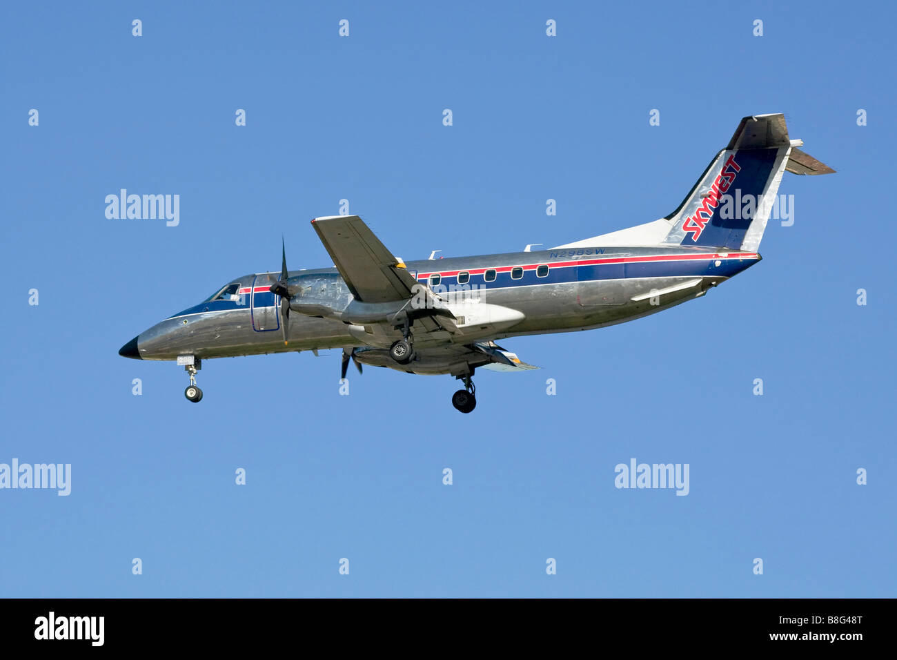 An Embraer 120 commuter aircraft of Sky West on final approach Stock