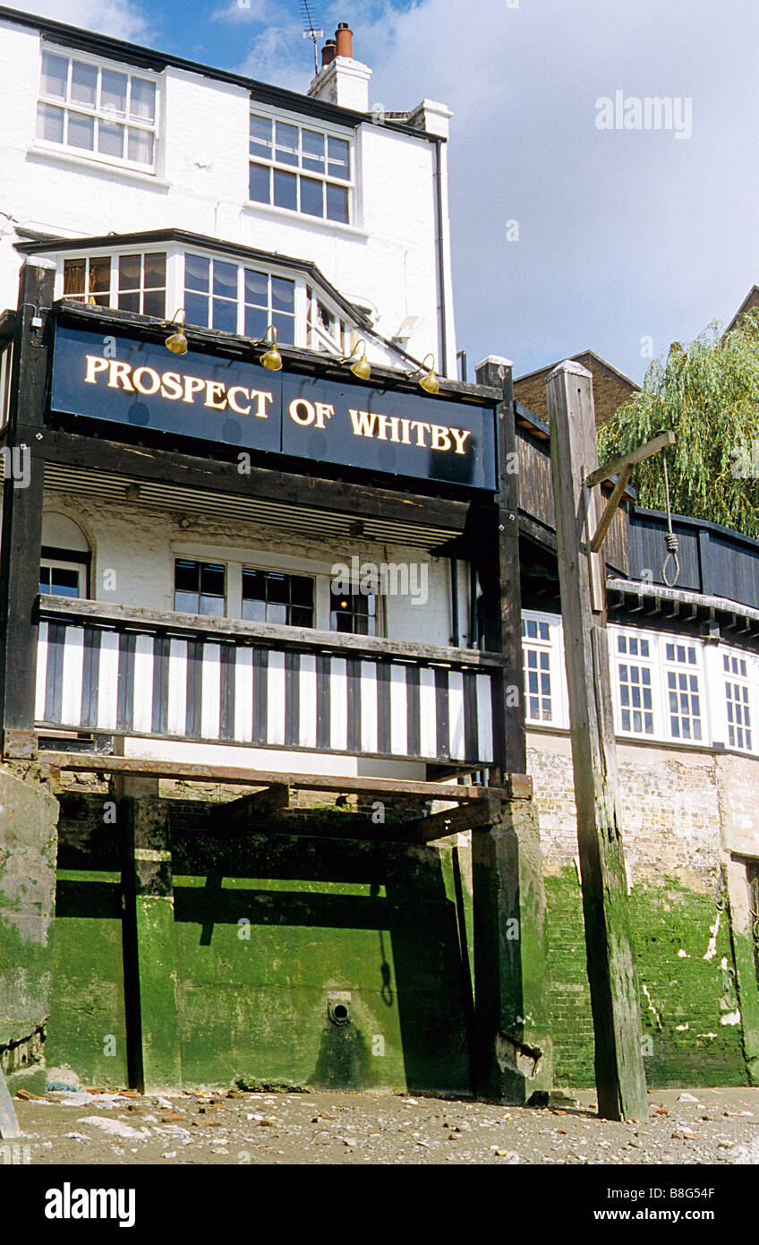 London, The Prospect of Whitby, Thames-side pub, Wapping, viewed from ...