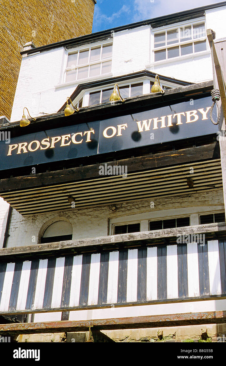London, The Prospect of Whitby, Thames-side pub, Wapping, viewed from the riverside. Stock Photo