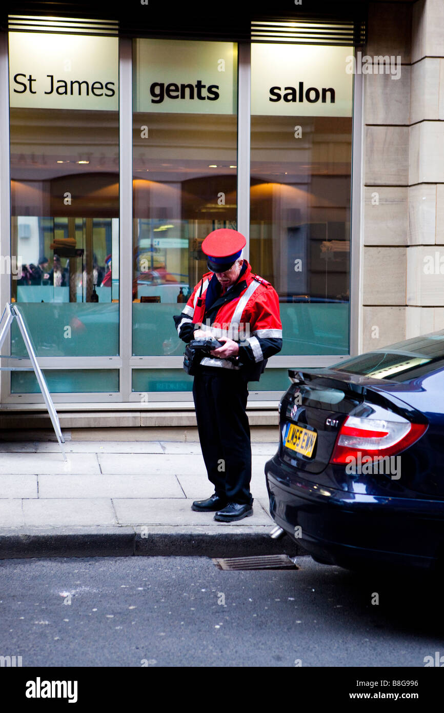 Traffic warden issuing a parking ticket Stock Photo
