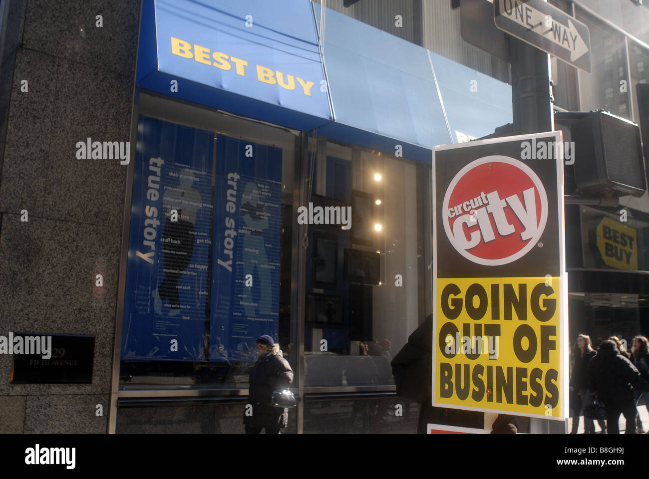 A sign advertising the Circuit City electronics store liquidation in midtown in New York Stock Photo