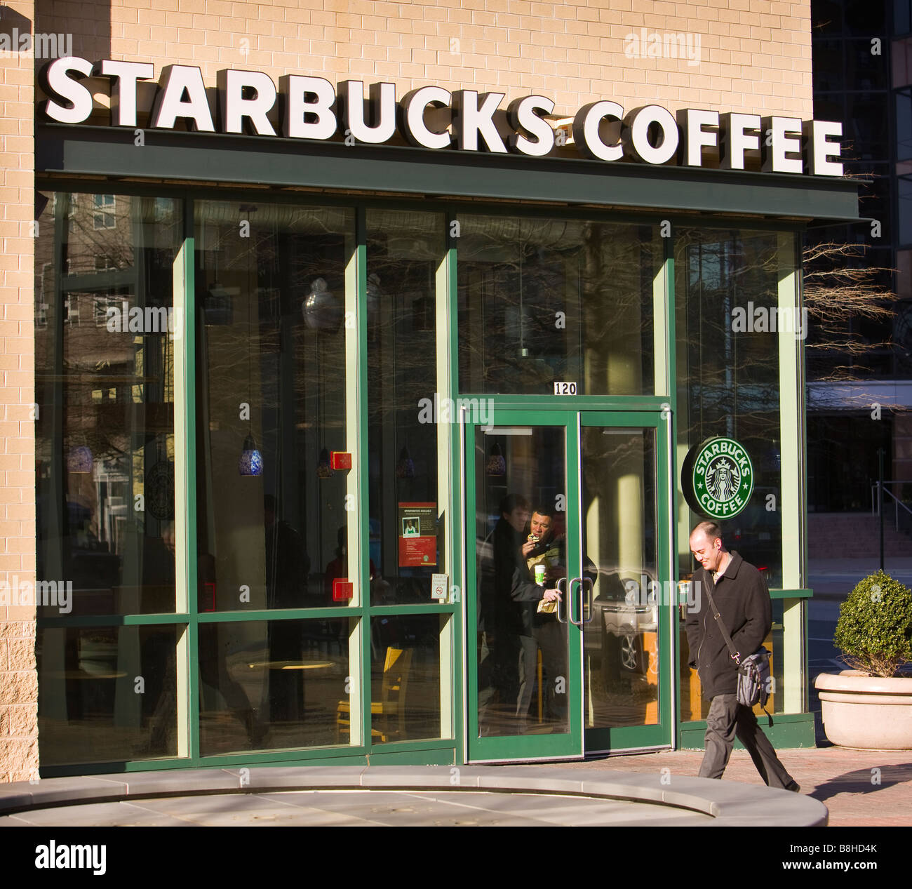 ARLINGTON VIRGINIA USA Starbucks coffee shop Stock Photo