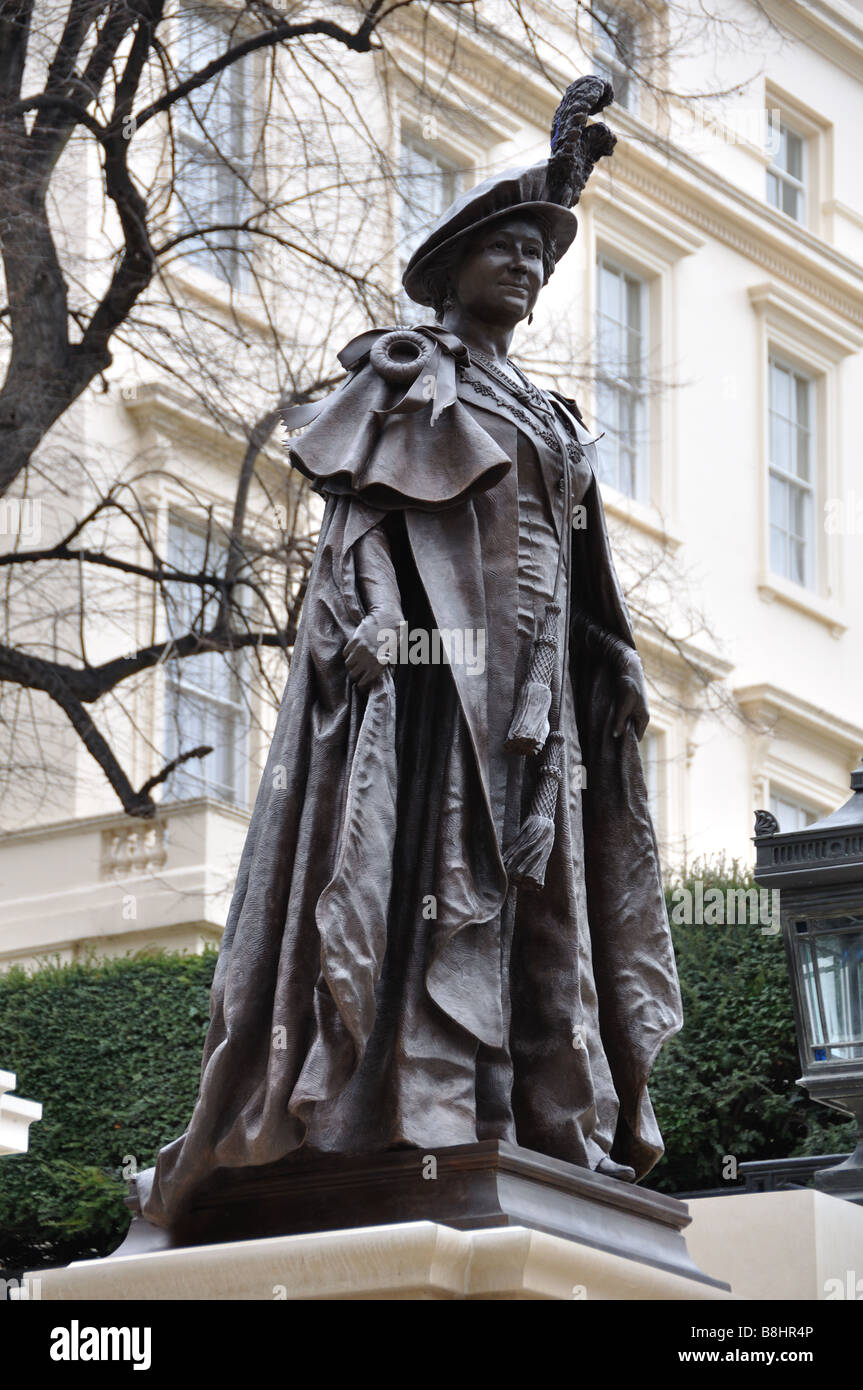 Queen Elizabeth the Queen Mother Statue. The Mall, London, England Stock Photo Alamy