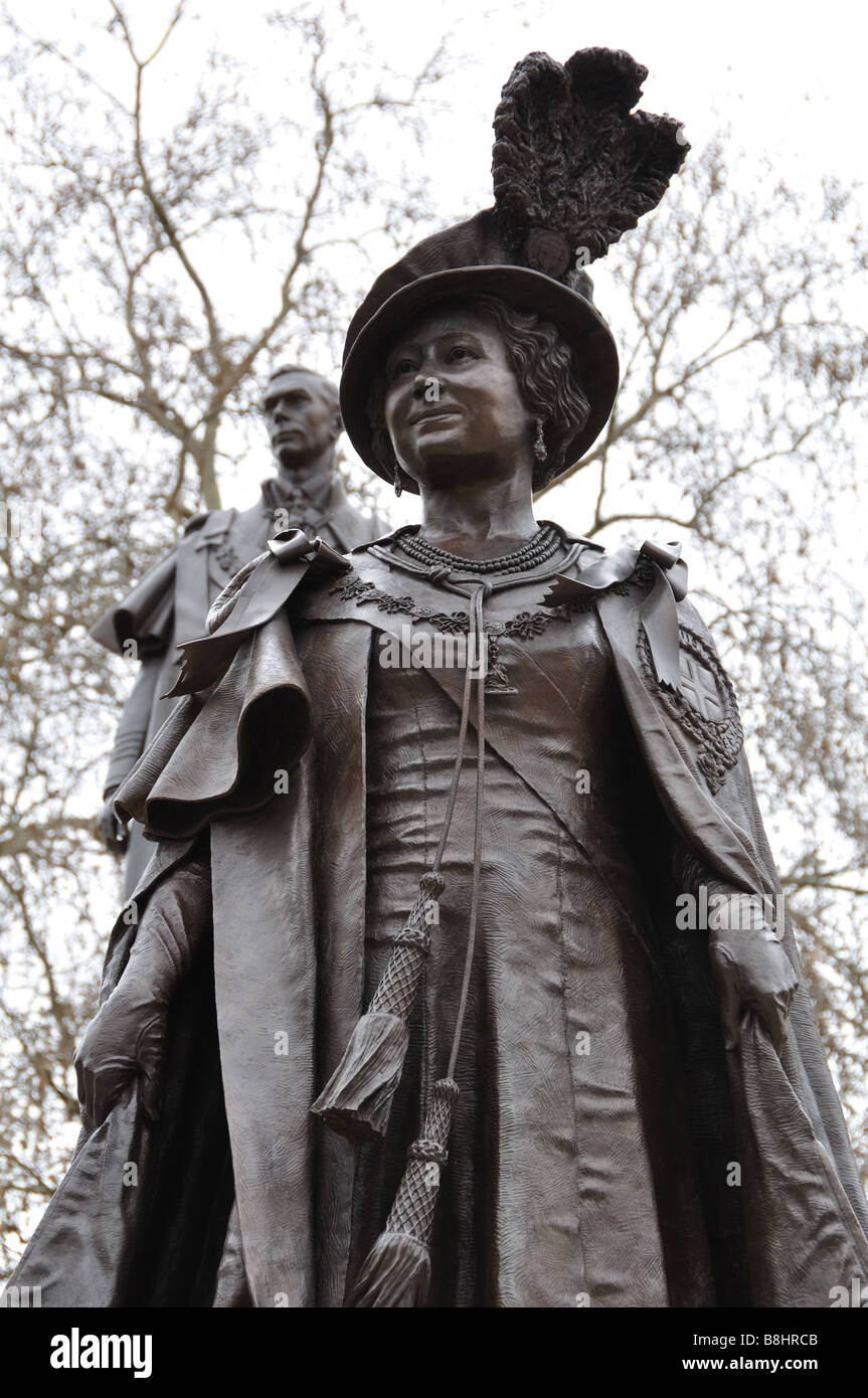 Queen Elizabeth the Queen Mother Statue with the Statue of her Husband King VI. The Mall