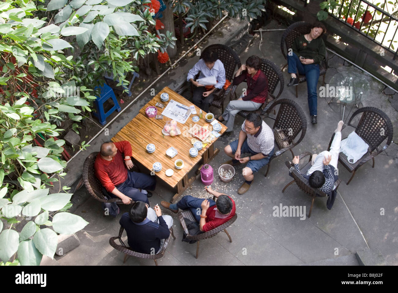 Local people lounging in the coutryard of a teahouse in Chengdu Sichuan China Stock Photo