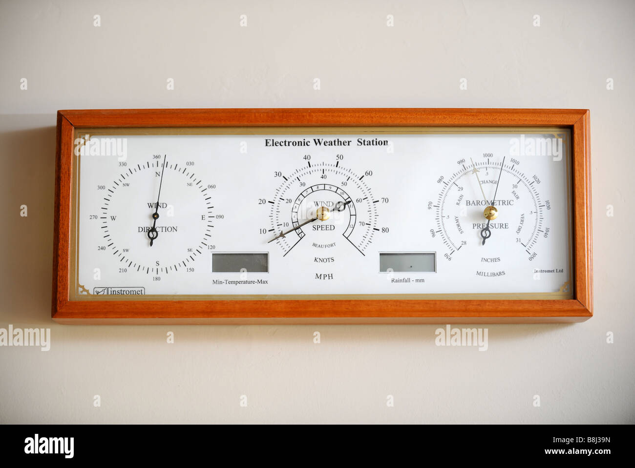 AN ELECTRONIC WEATHER STATION MONITOR IN AN ENERGY EFFICIENT HOME POWERED BY A WIND TURBINE AND GROUND SOURCE HEATING UK Stock Photo