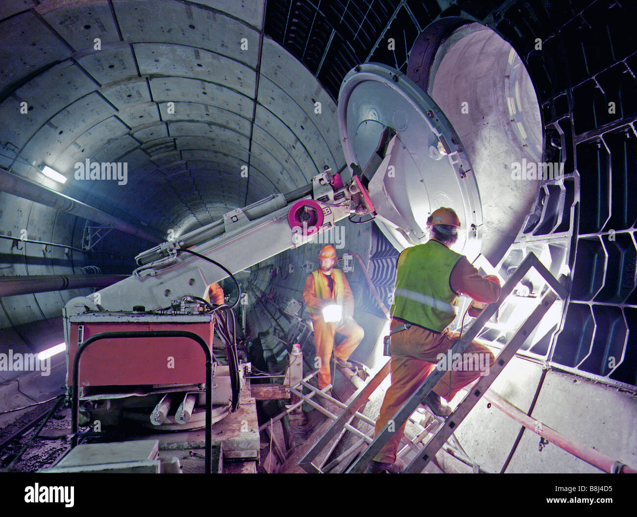 Engineers install piston relief duct in Channel Tunnel rail tunnel