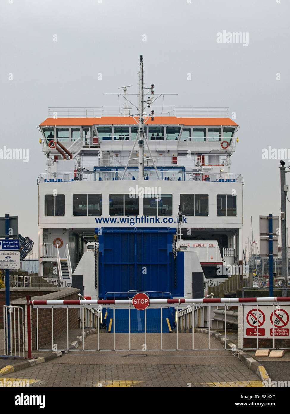 Isle of wight ferry lymington river hi-res stock photography and images ...