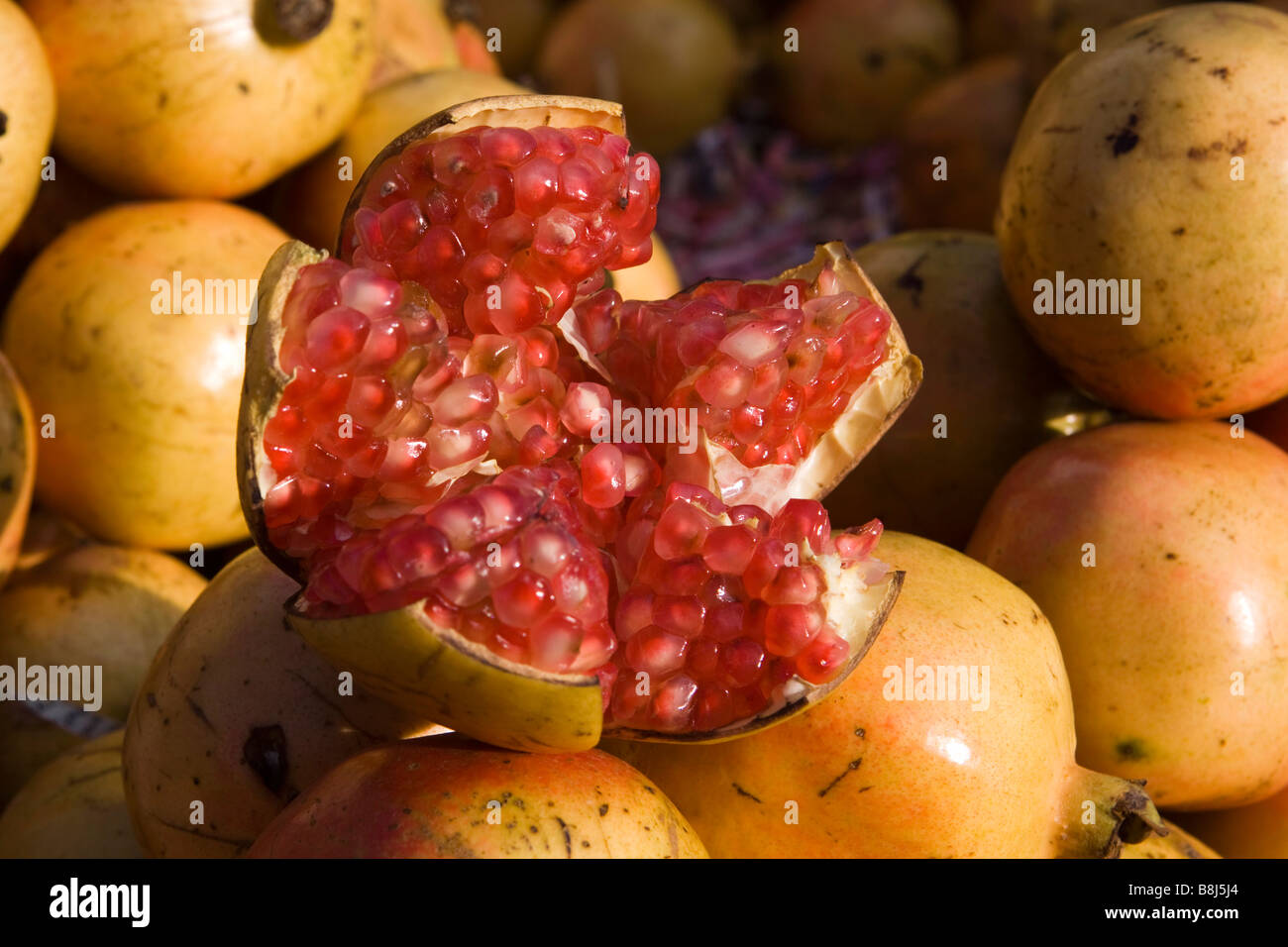 India Tamil Nadu Kumbakonam Kumbeshwara Bazaar fresh pomegranate fruit opened up Stock Photo