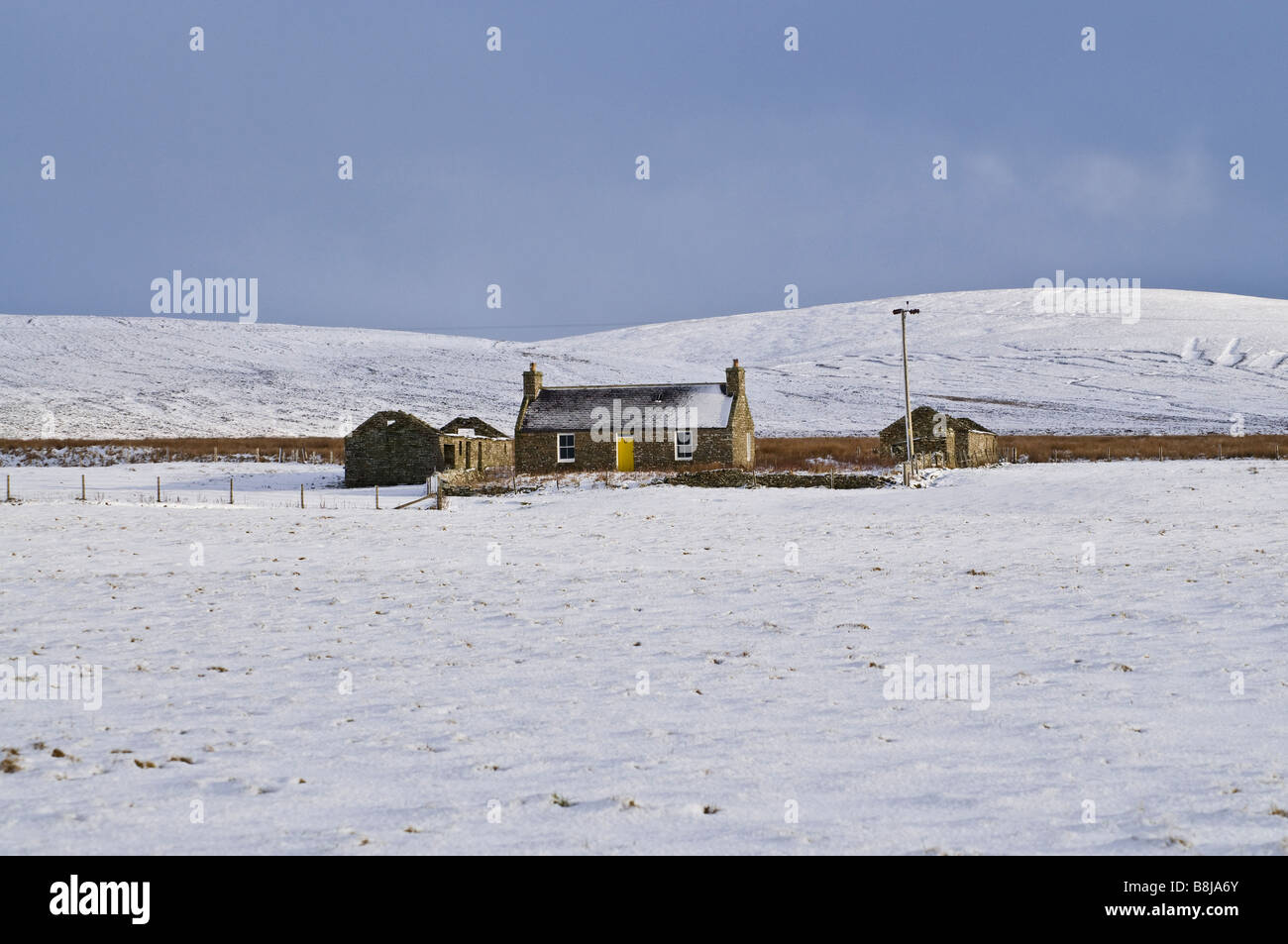 dh Millgeo HARRAY ORKNEY Traditional croft cottage in the snow wintertime snowscape house field houses highlands winter scotland british uk Stock Photo