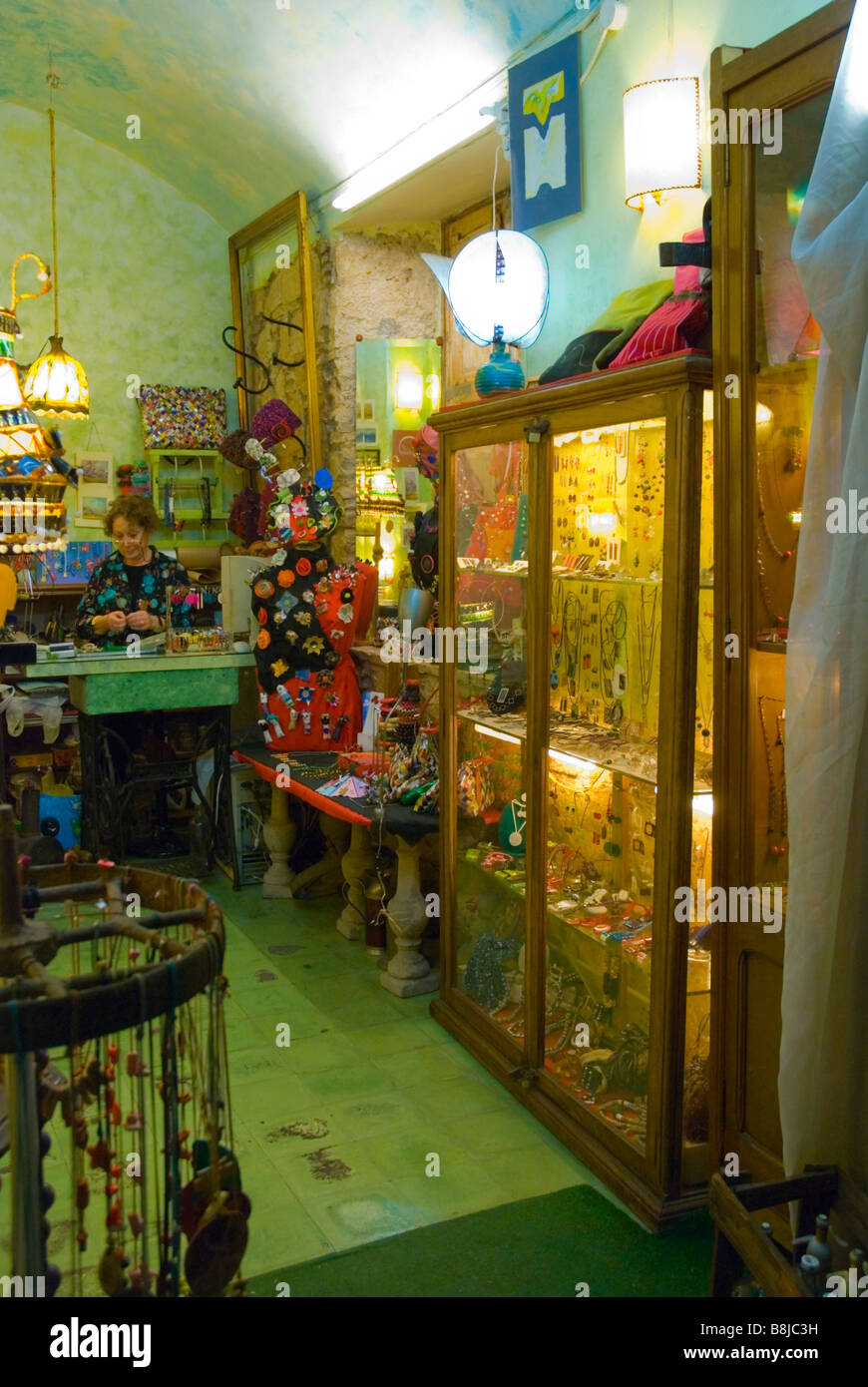Shop selling hand made accessories beads and crafts in Barri Gotic