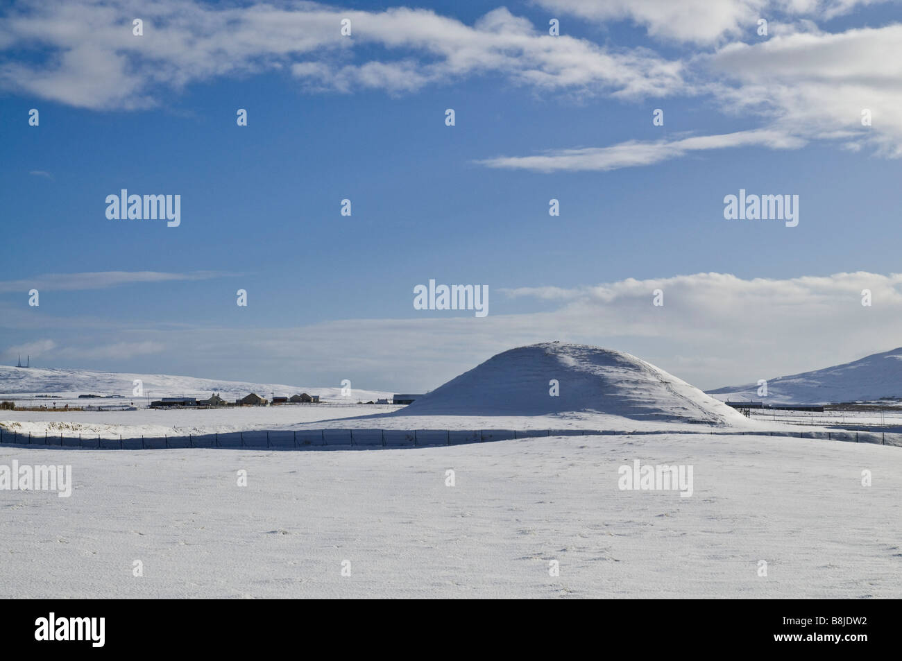 dh Neolithic burial tomb MAESHOWE ORKNEY Prehistoric chamber mound snowscape bronze age Britain world heritage site snow winter chambered cairn Stock Photo