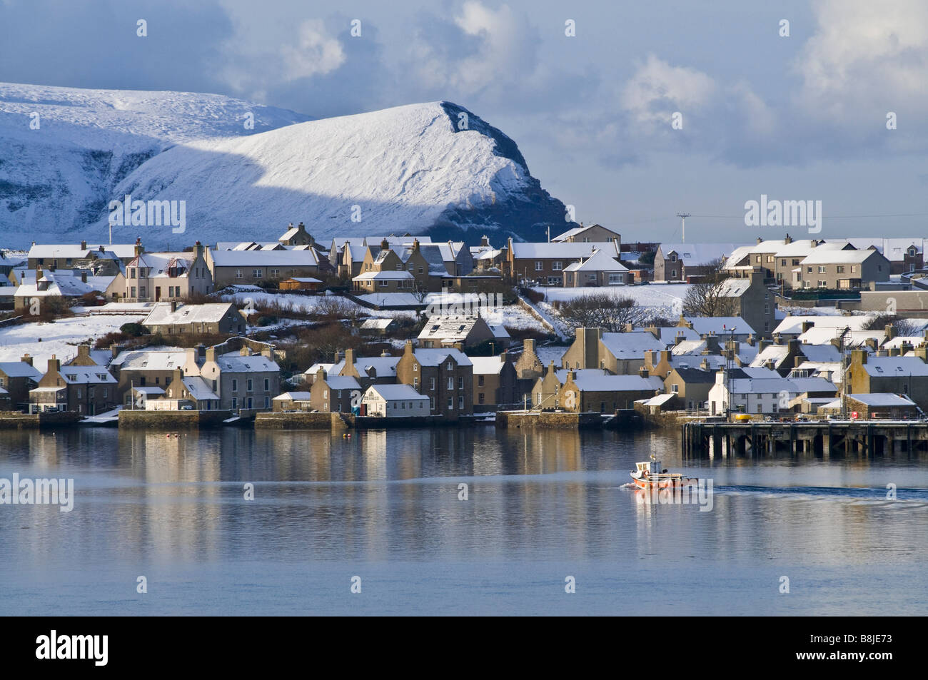 dh Scottish Harbour STROMNESS ORKNEY Town fishingboat leaving harbour winter snow scene fishing boat harbor scotland uk islands boats sea Stock Photo