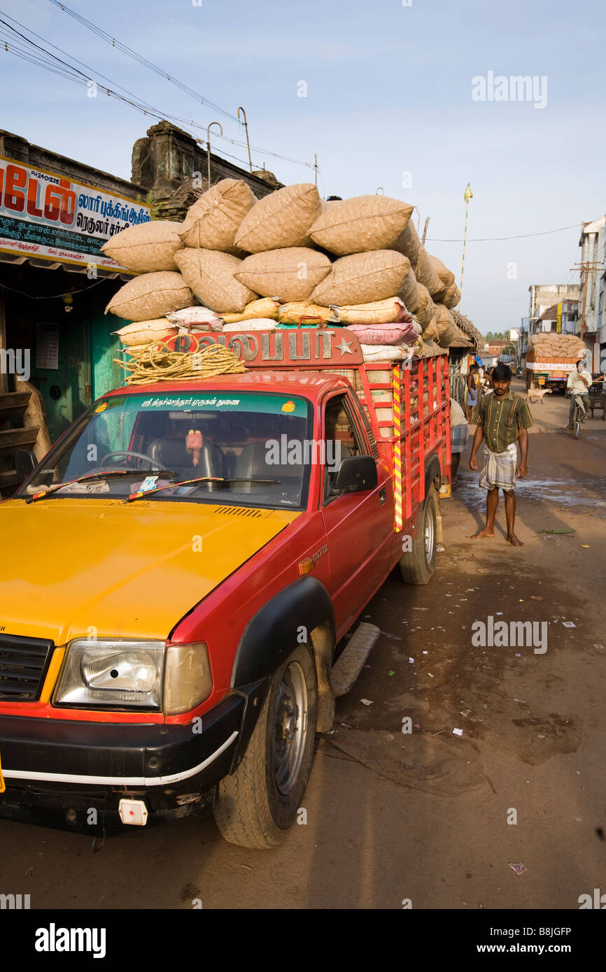 India Tamil Nadu Kumbakonam transport dangerously overloaded pickup truck Stock Photo