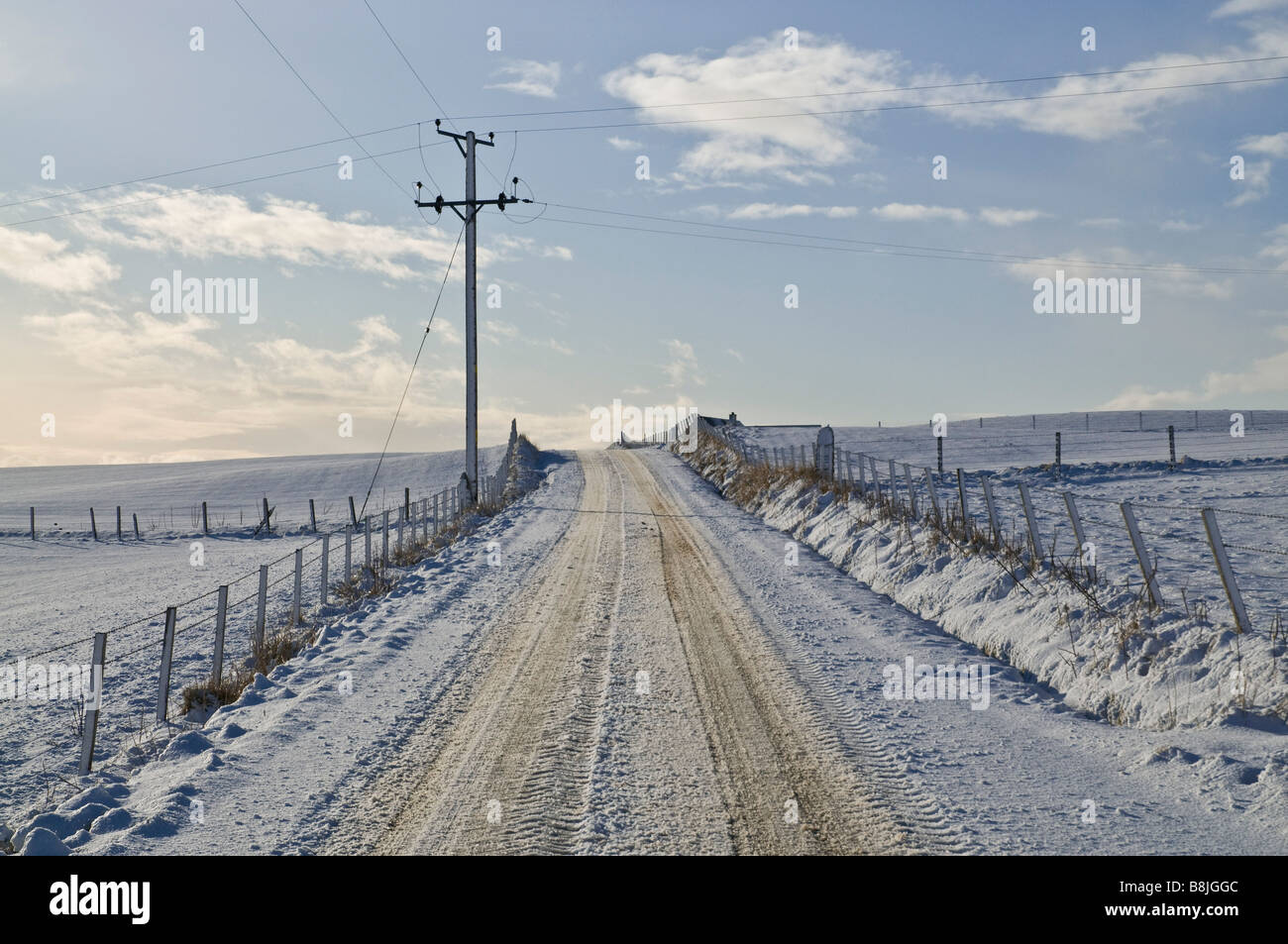 dh  ROADS UK Icy snowy open empty road snow fields hydro electric electricity poles Orkney wintertime winter scotland Stock Photo
