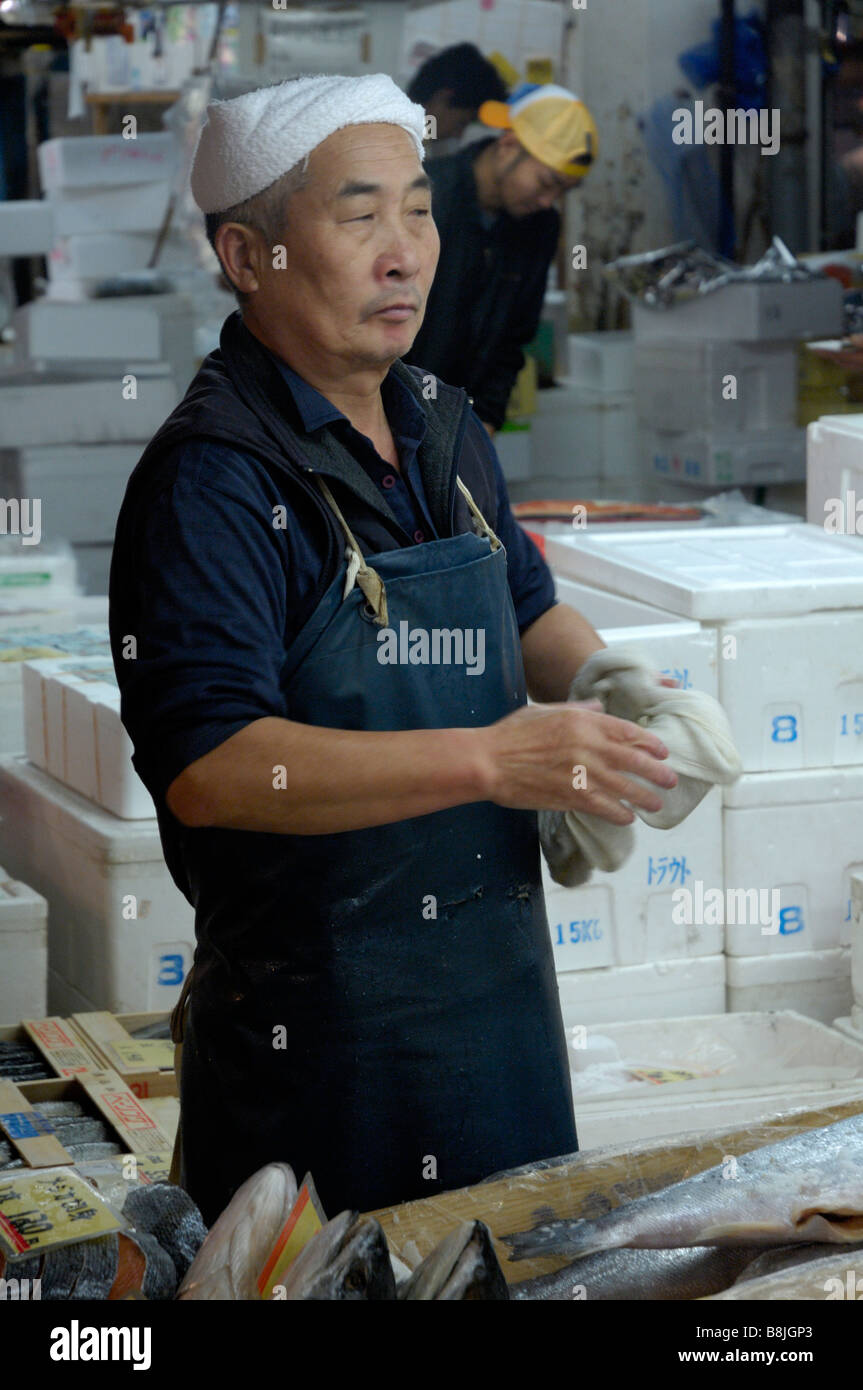 A worker at Tokyo's Tsukiji fish market Stock Photo - Alamy