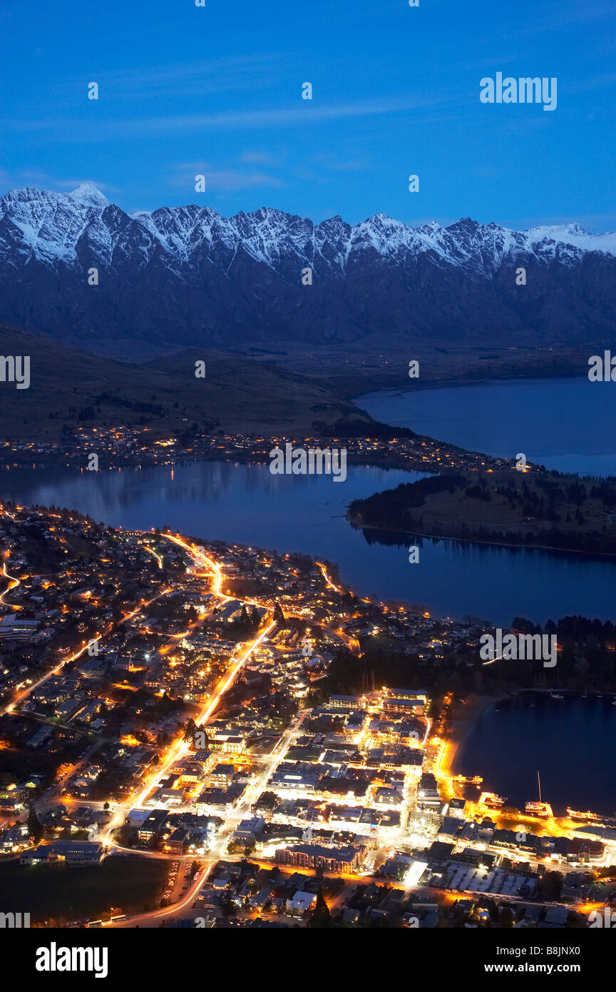 Dusk over queenstown and lake wakatipu hi-res stock photography and ...