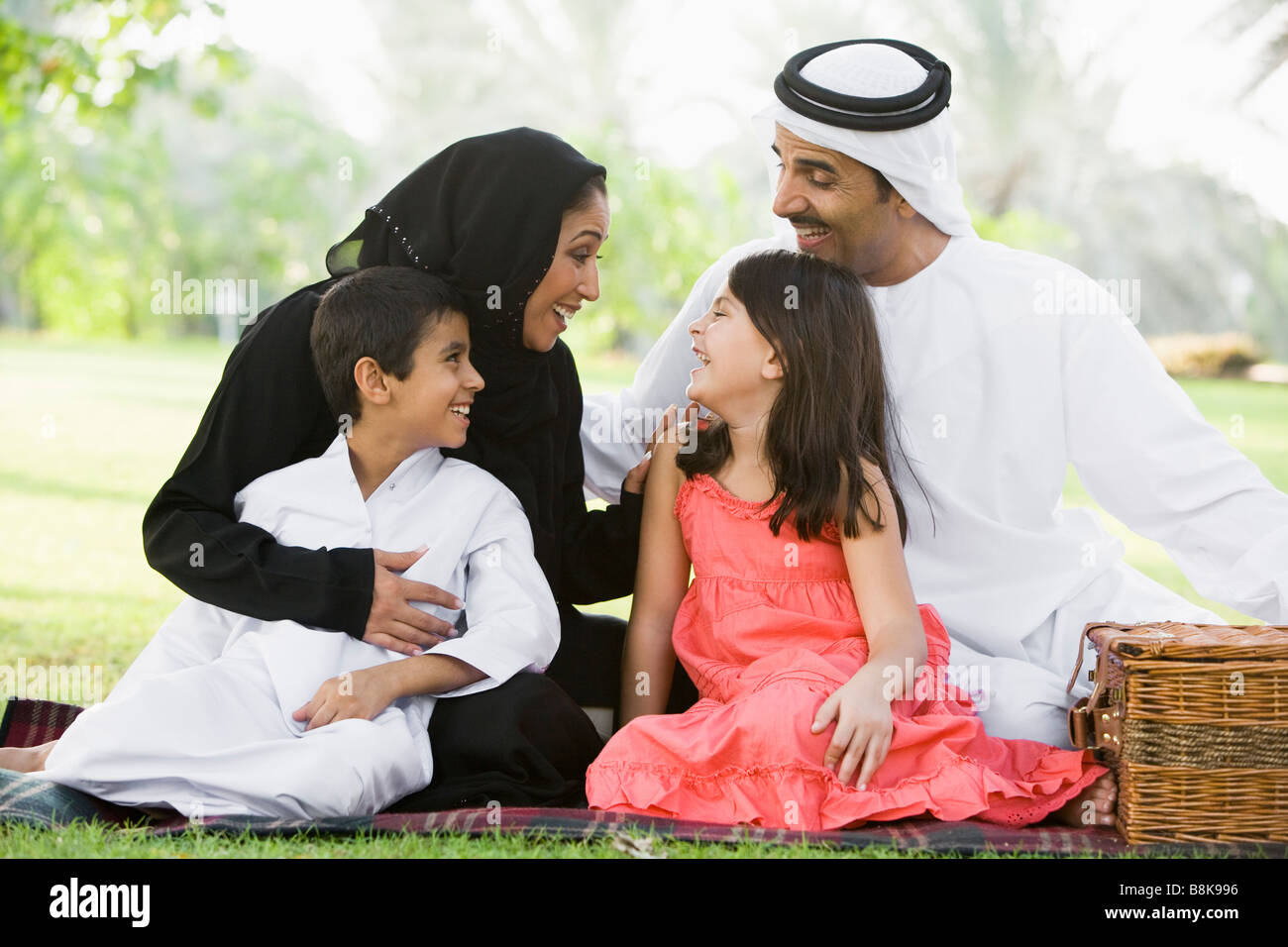 Братья и сестры мусульмане. Мусульманская семья с детьми. Семья в разных религиях. Семейные ценности в мусульманстве. Традиции исламской семьи.