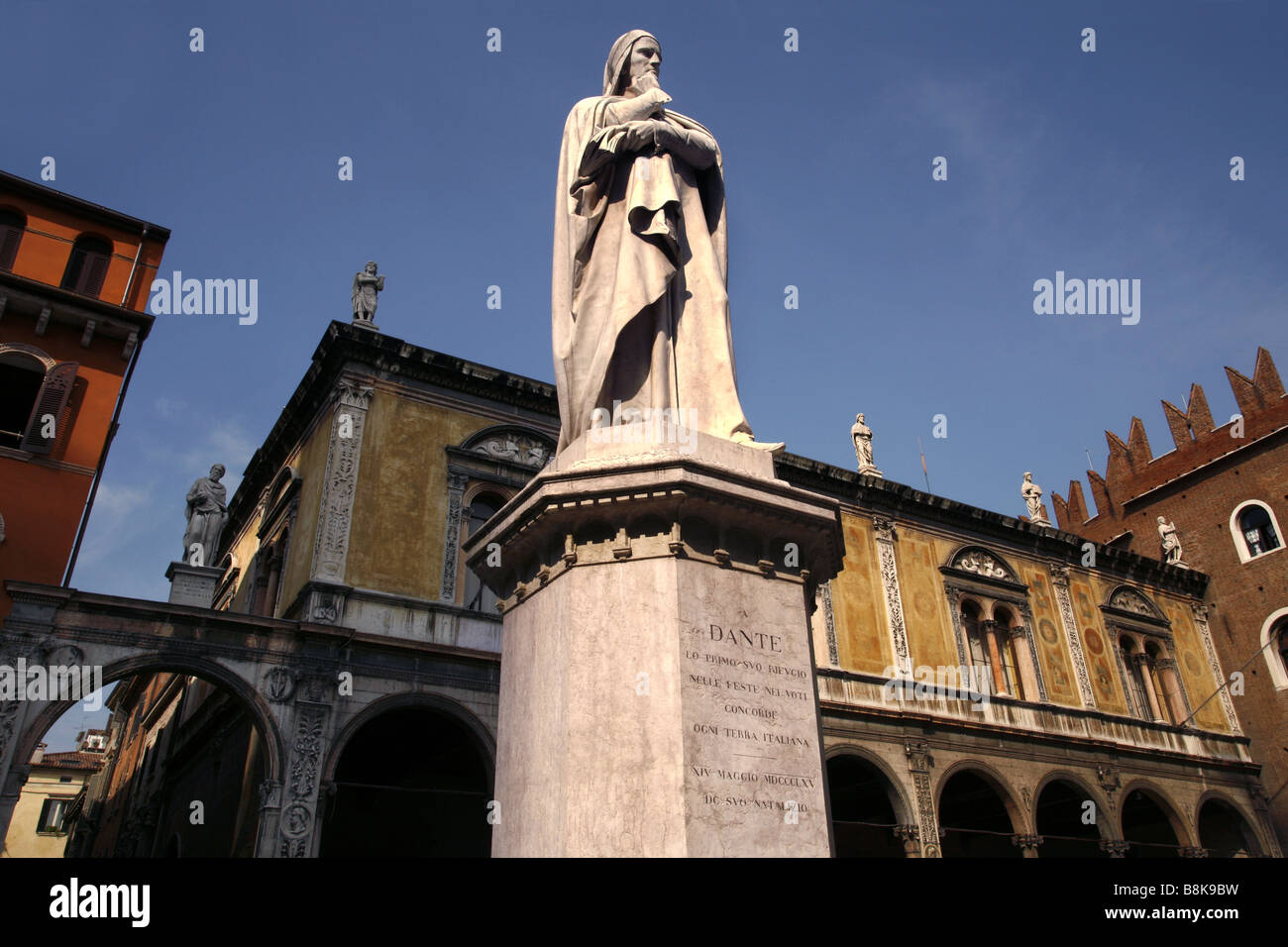Statue of Dante Alighieri in front of Loggia Consiglio & Palazzo Scaligeri, Piazza dei Signori, Verona, Veneto, Italy Stock Photo