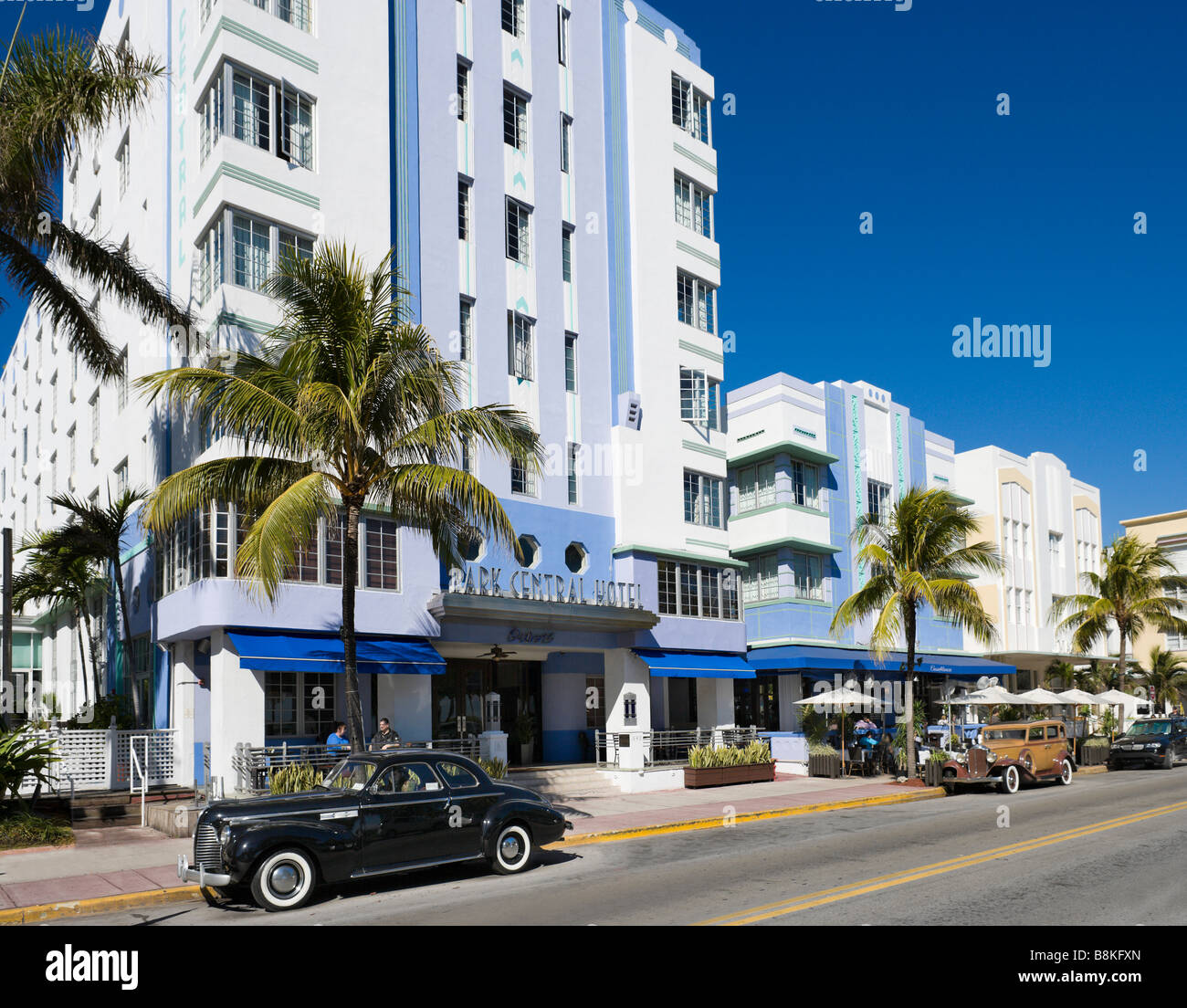 Vintage cars in front of the art deco Park Central Hotel on Ocean Drive, South Beach, Miami Beach, Florida Stock Photo