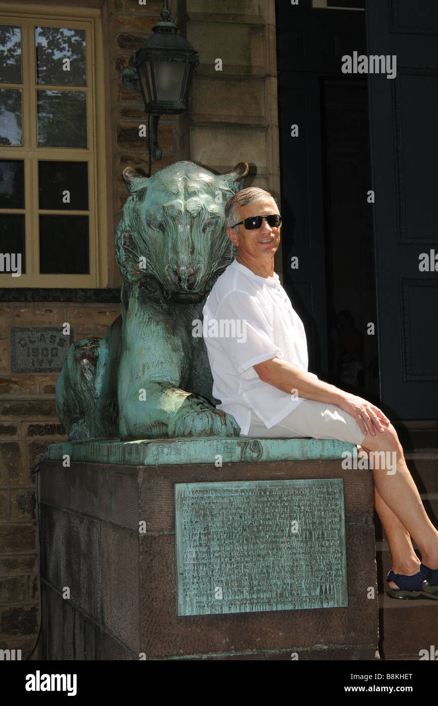 Posing lion hi-res stock photography and images - Alamy