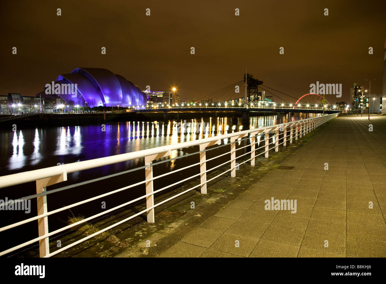 River Clyde walkway at night showing SECC and Clyde Arc (Squinty Bridge) Stock Photo