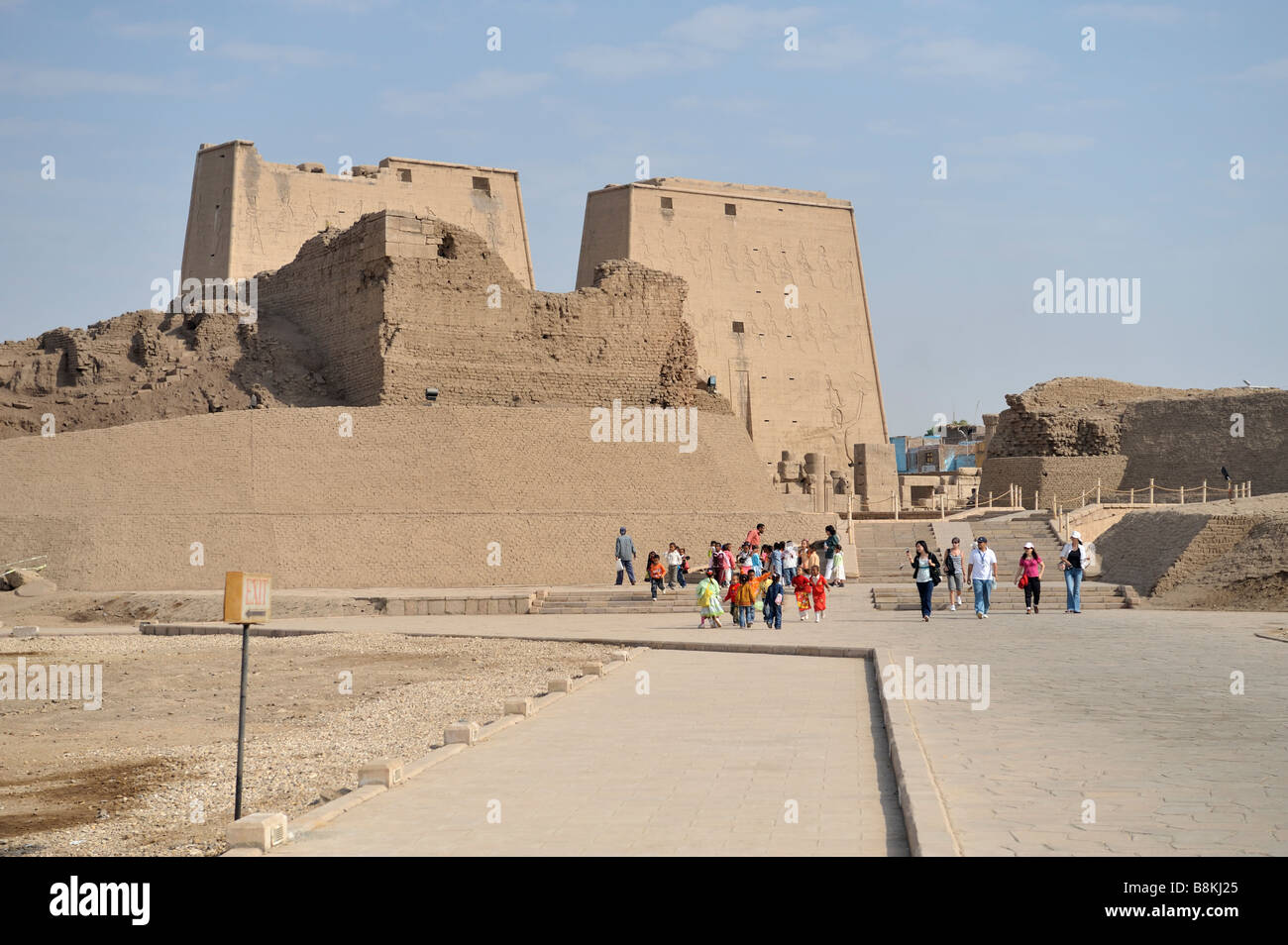 Pylon entrance temple edfu hi-res stock photography and images - Alamy