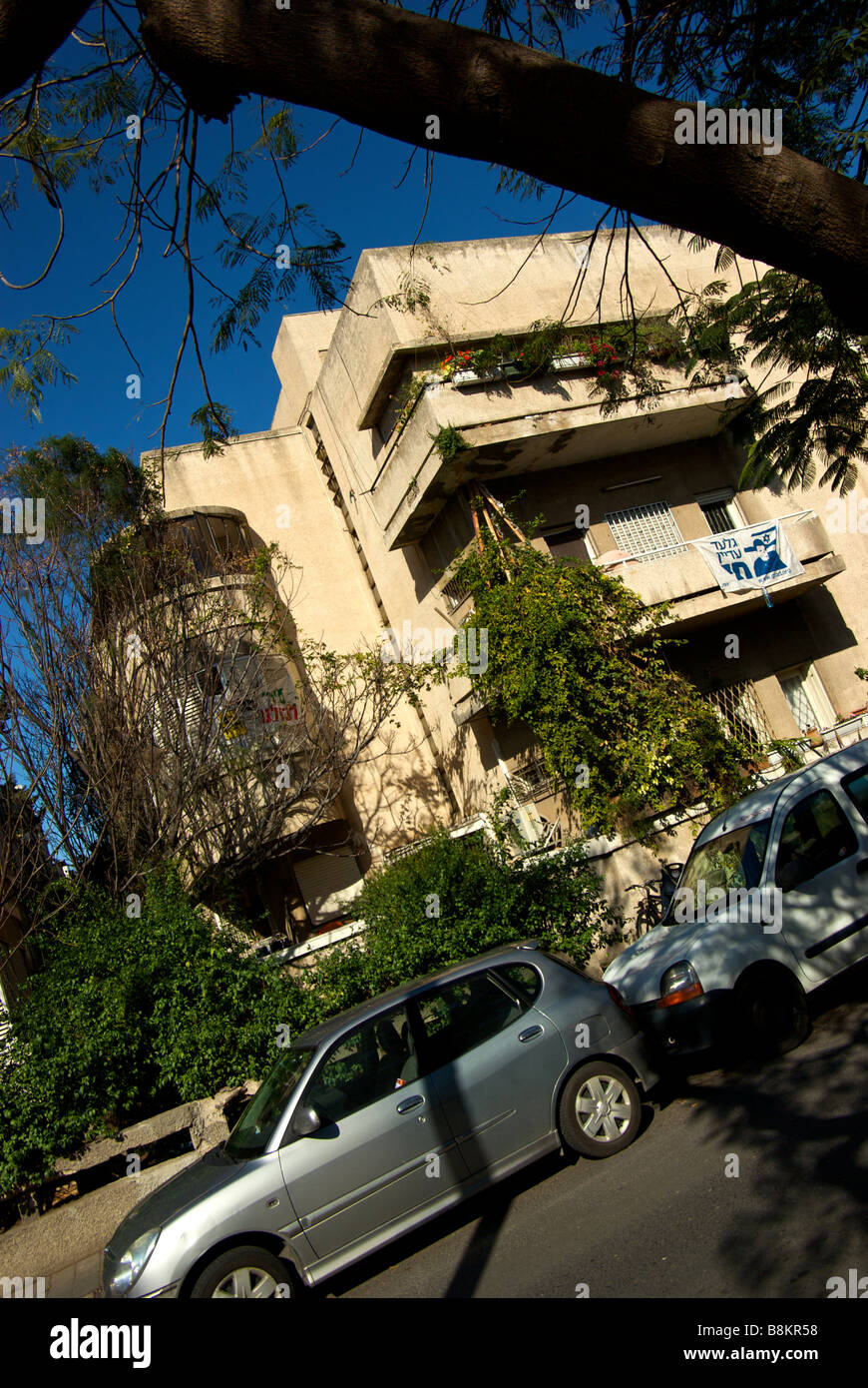 Old low rise apartment building hi-res stock photography and images - Alamy