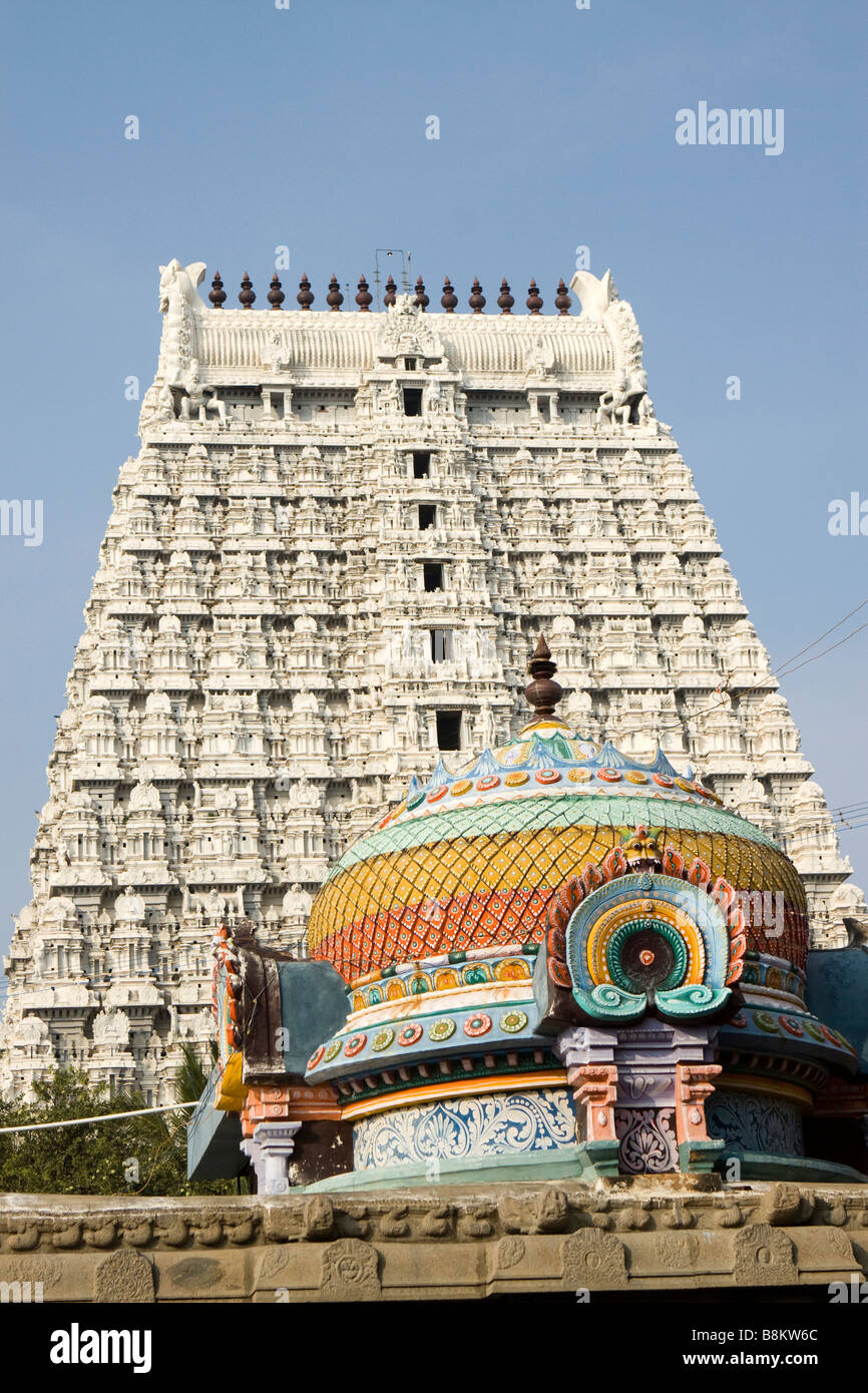 India Tamil Nadu Tiruvannamalai Arunachaleswar temple colourful rooftop in front of white gopuram Stock Photo