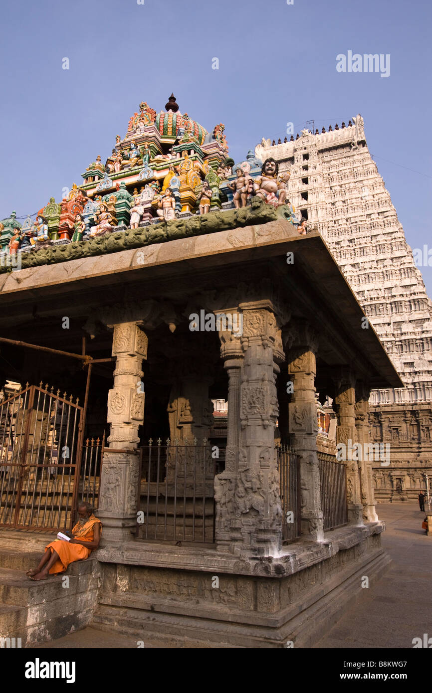 India Tamil Nadu Tiruvannamalai Arunachaleswar temple saffron clad man reading scriptures Stock Photo