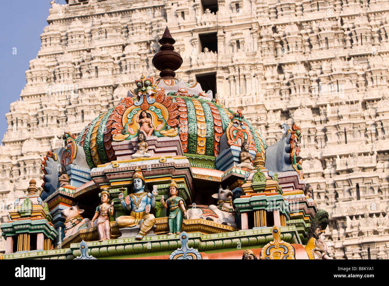 India Tamil Nadu Tiruvannamalai Arunachaleswar temple colourful rooftop against white gopuram Stock Photo