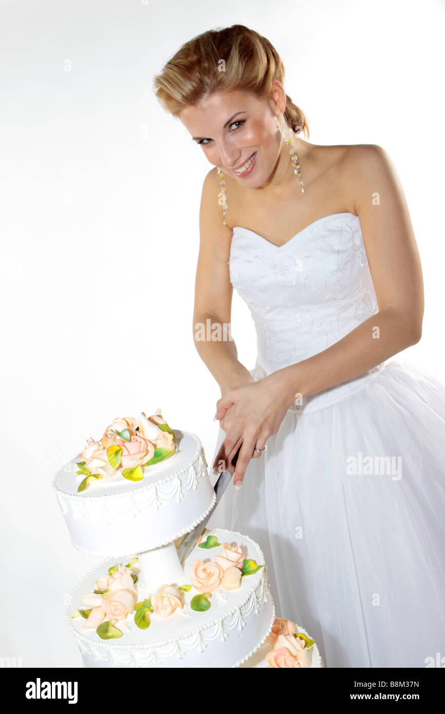 The bride cutting the wedding cake Stock Photo - Alamy