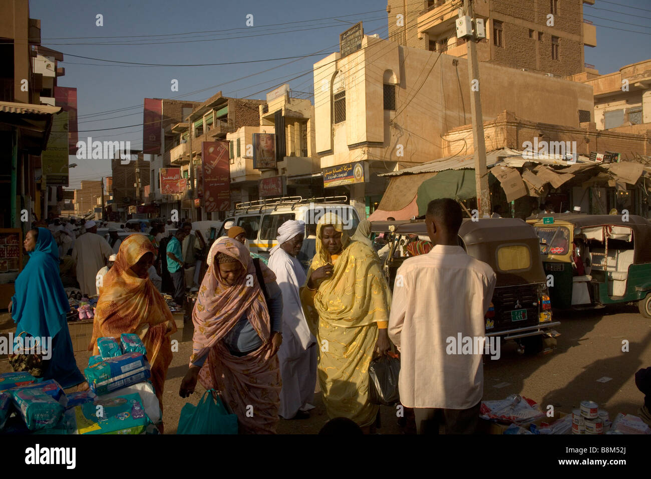 Crowds of people in the streets at the market in Ommdurman, West Khartoum, Sudan Stock Photo
