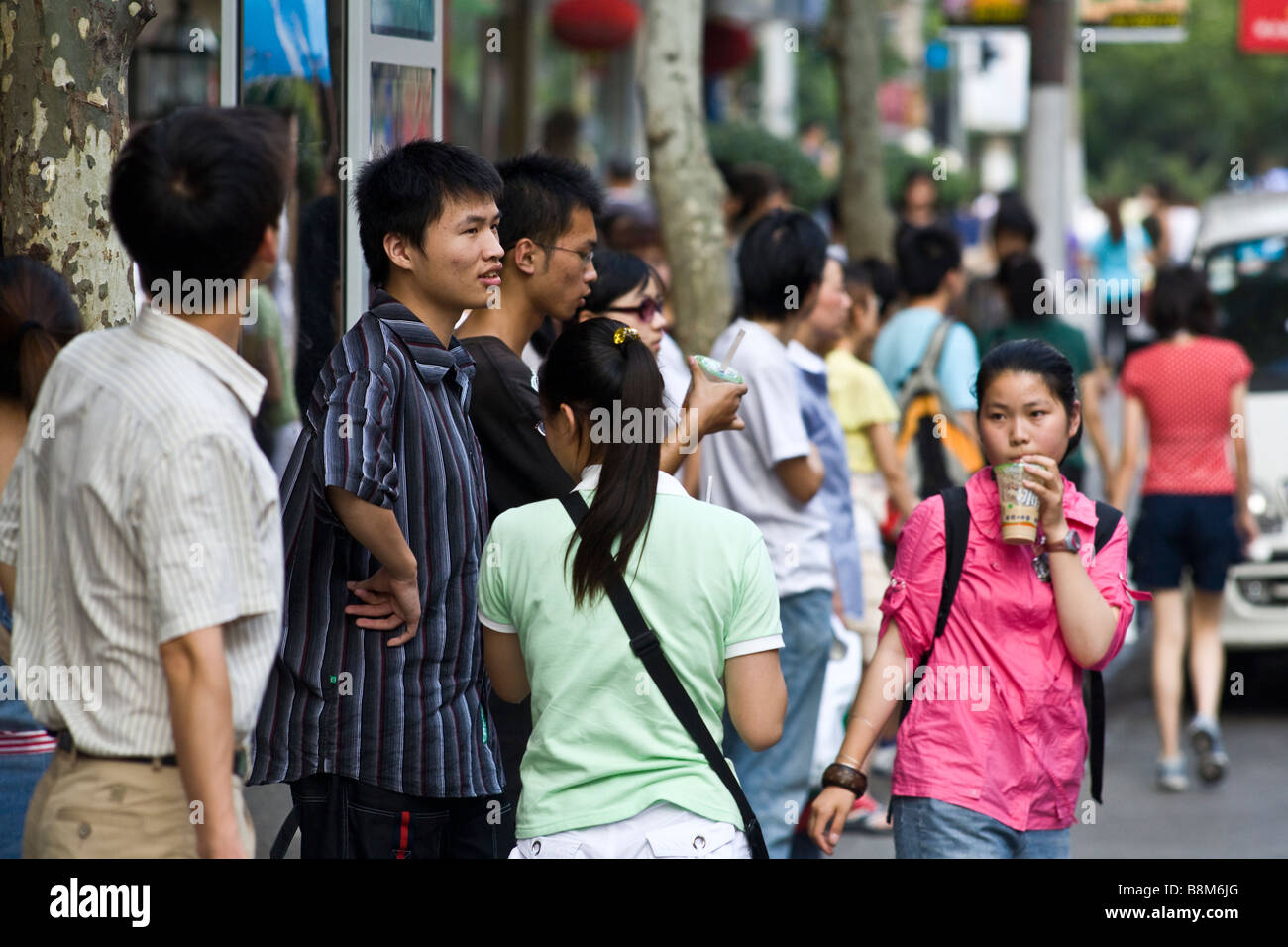 Lievely streetlife in Shanghai, Fuzhou Lu. Stock Photo