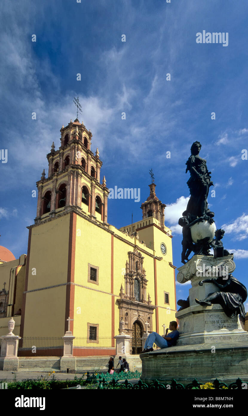 Minor Basilica of Our Lady of Guanajuato and La Mona or Peace statue by