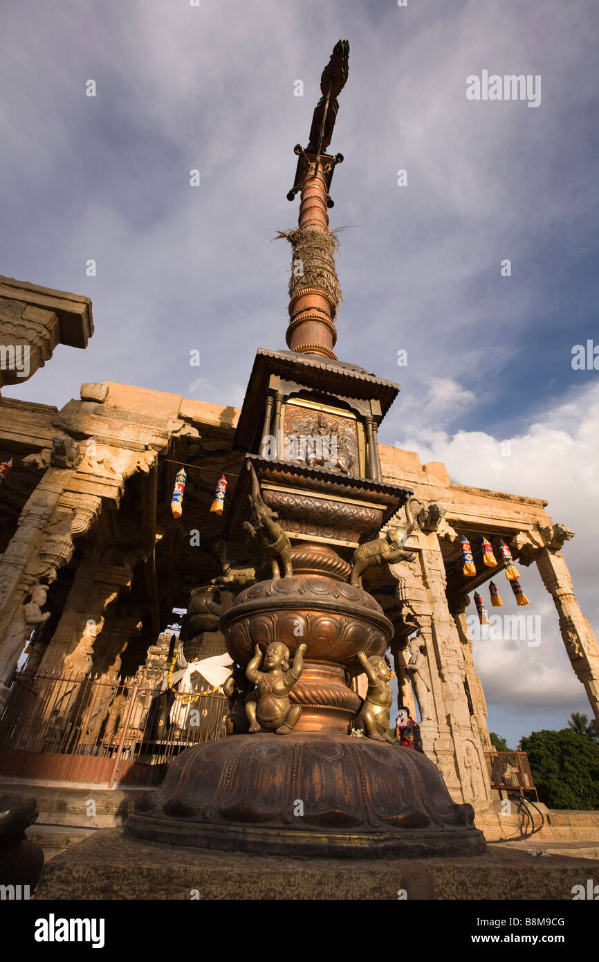 India Tamil Nadu Thanjavur Brihasdishwara temple dwjastampa symbolic metal pillar flagpole Stock Photo