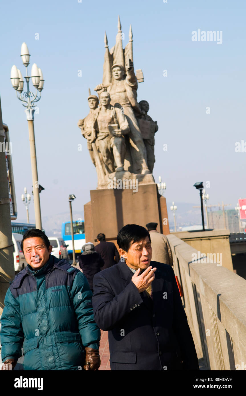 The statue of this communist workers stands on the first bridge over the Yangtze river in Nanjing, Jiangsu, China. Stock Photo