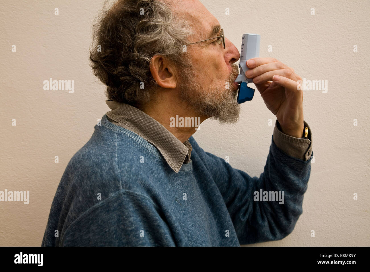 elderly asthma sufferer using Salbutamol inhaler Stock Photo Alamy