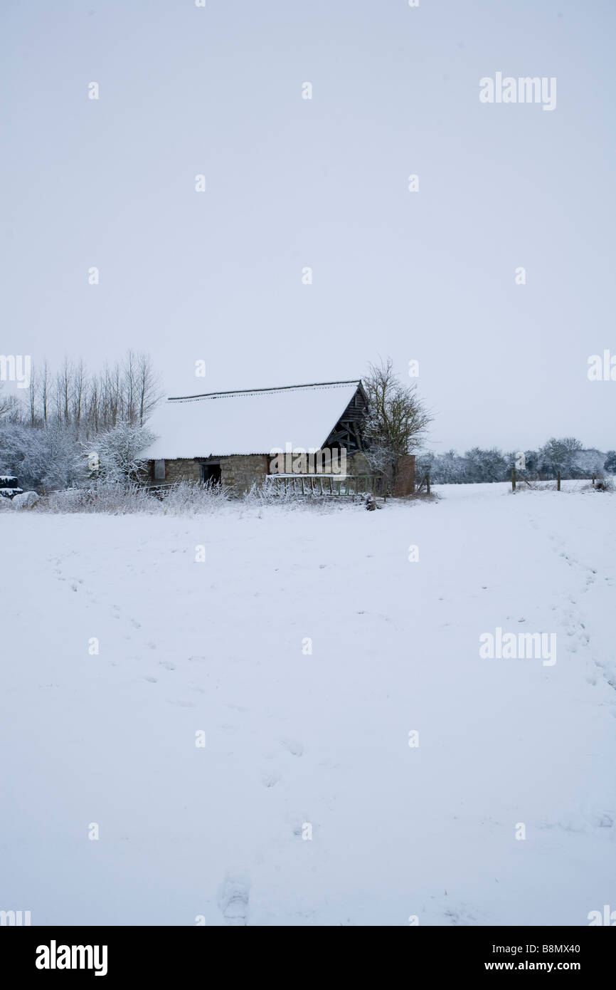 winter snow scene of old barn in the Buckinghamshire countryside Stock Photo