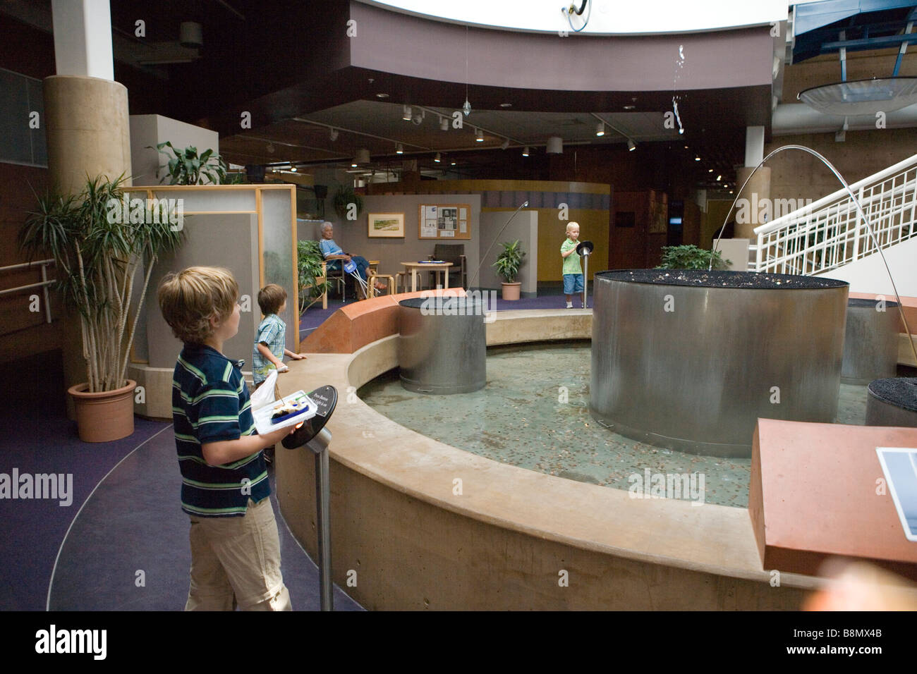 children playing with Laminar water fountain, Explora Science museum