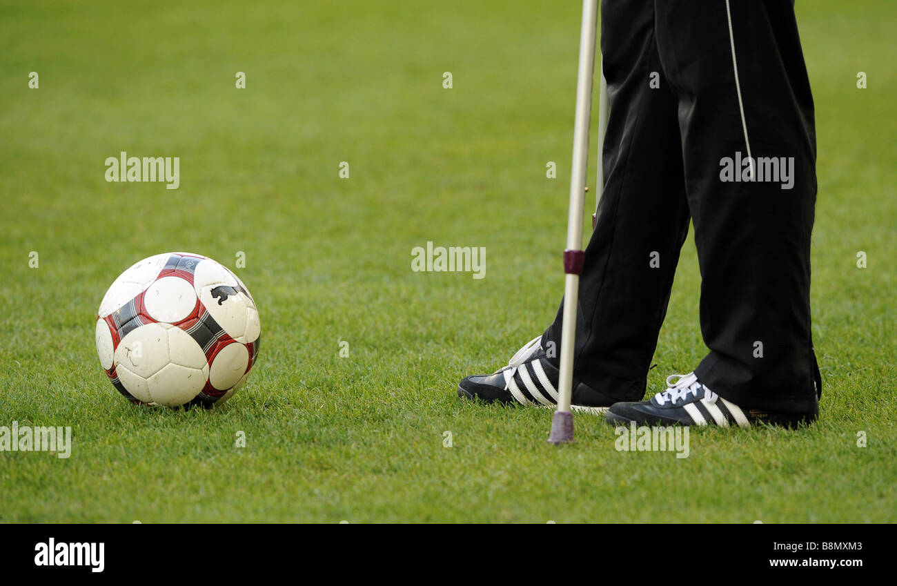 football player with crutches Stock Photo - Alamy