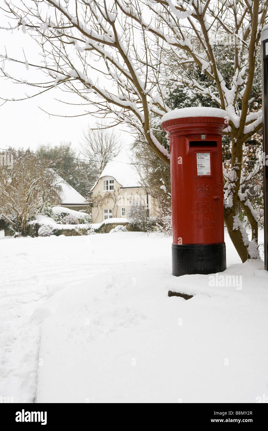 royal-mail-red-post-box-in-the-snow-in-the-snow-in-a-country-village-in