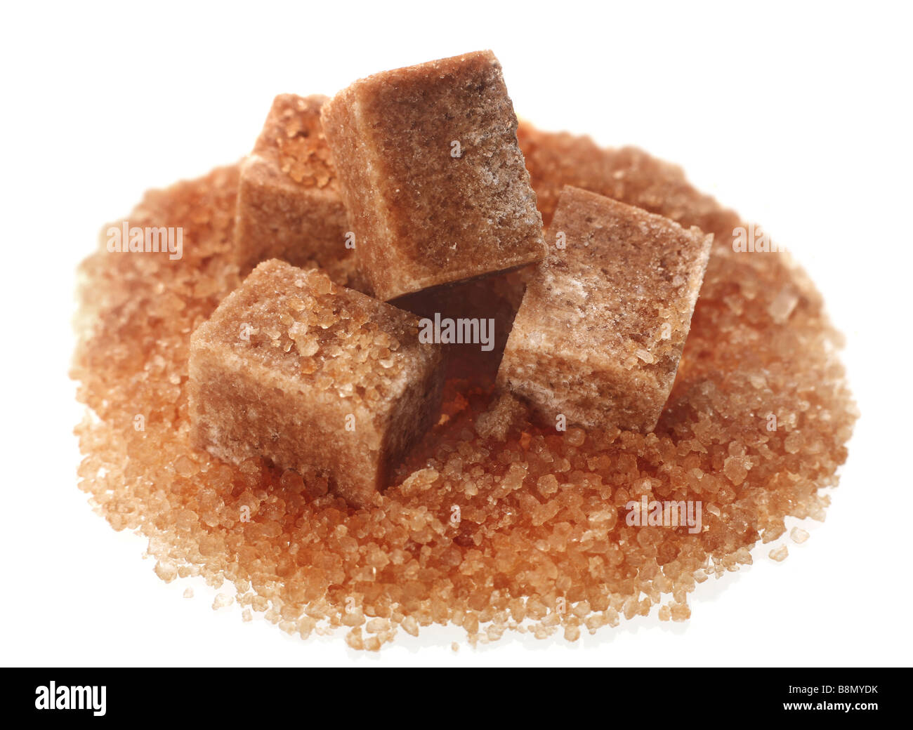 выпечка с сахаром. коричневый сахар россыпь. сахар-сырец тростниковый. коричневый колотый сахар. сахар в деревянной ложке.