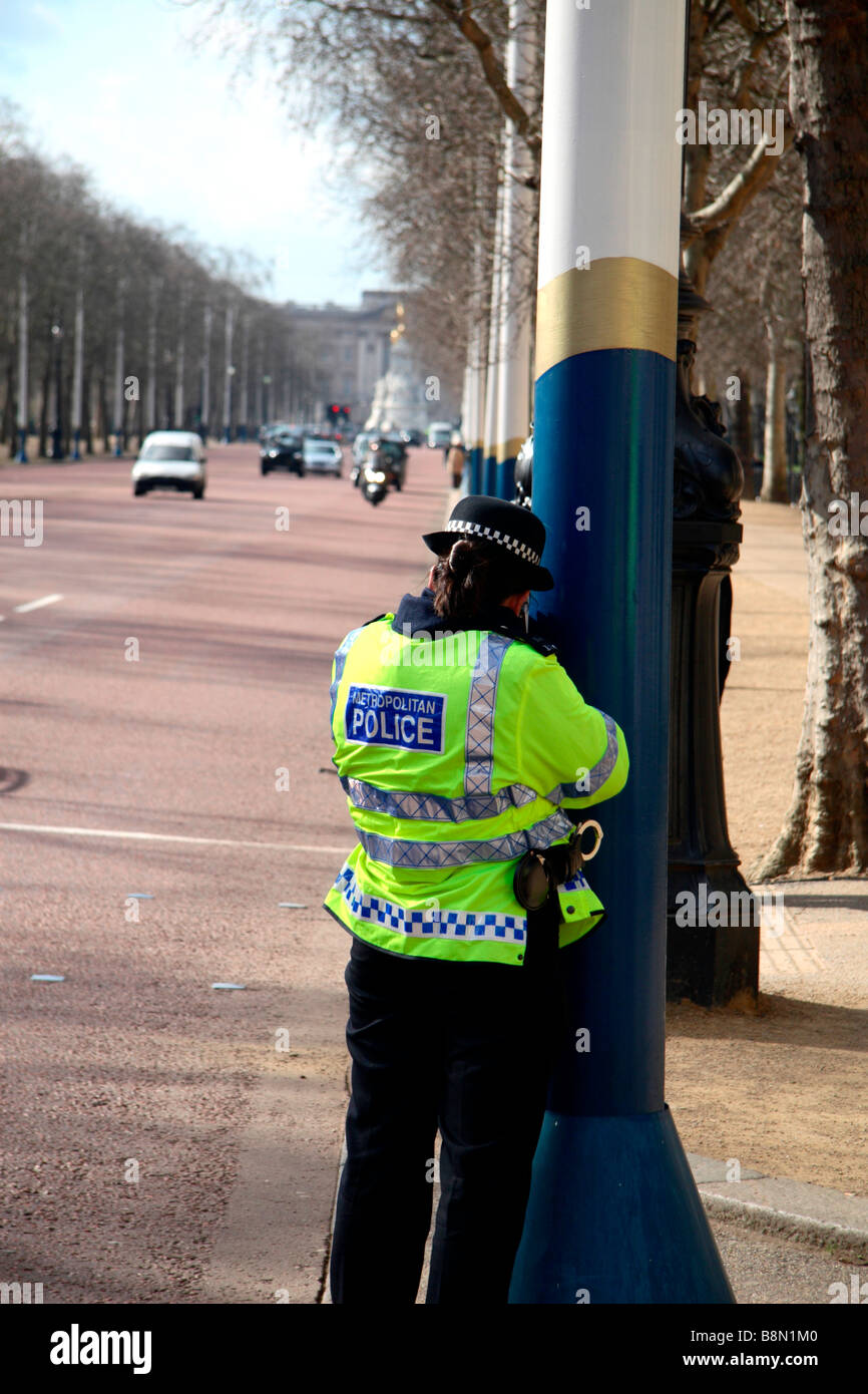 A female police officer using a speeding gun on the Mall in London.  Mar 2009 Stock Photo