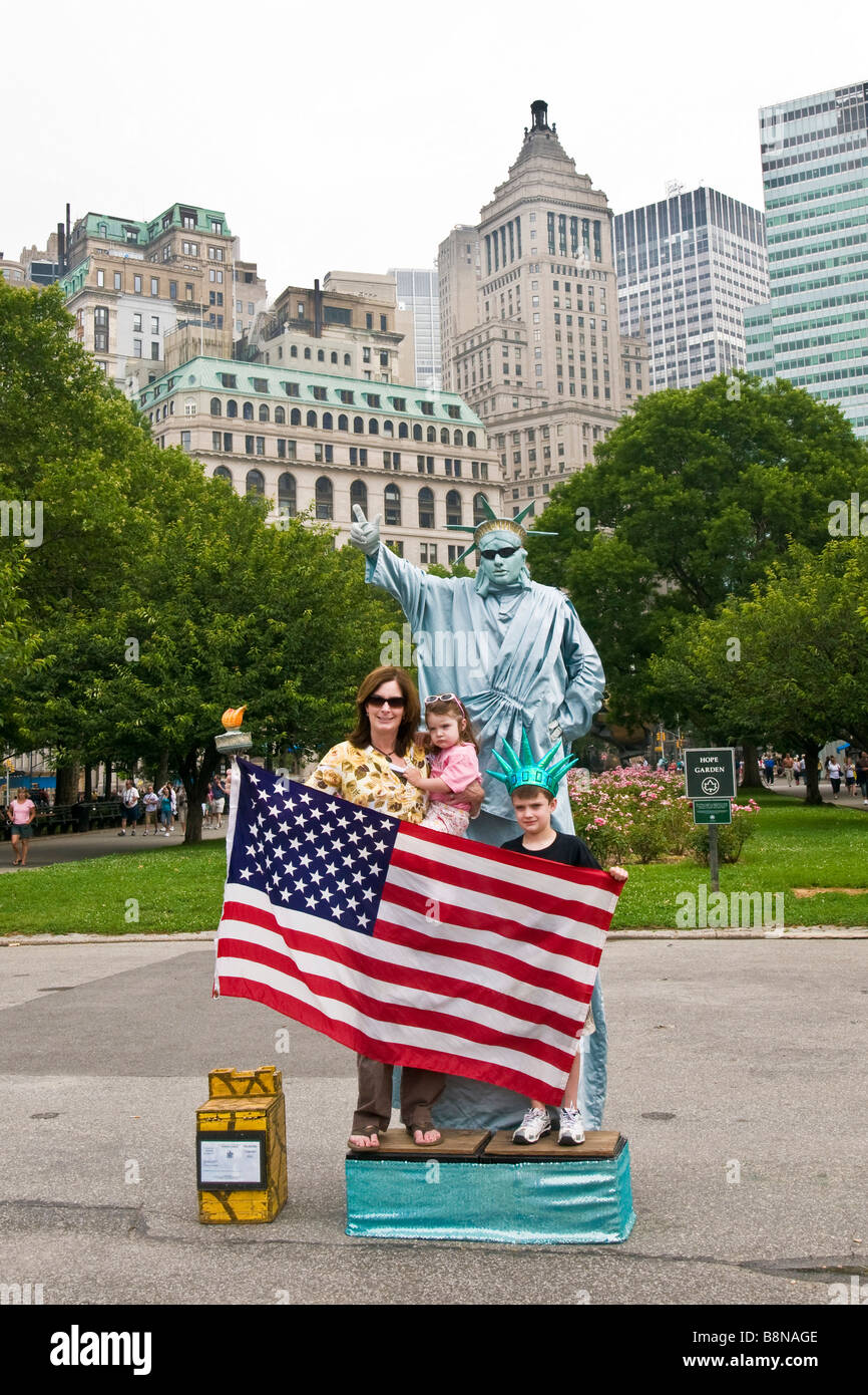Tourists being photographed with a street artist dressed as the Statue of Liberty Stock Photo